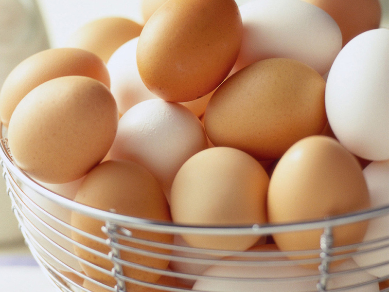 breaking eggs with a spoon