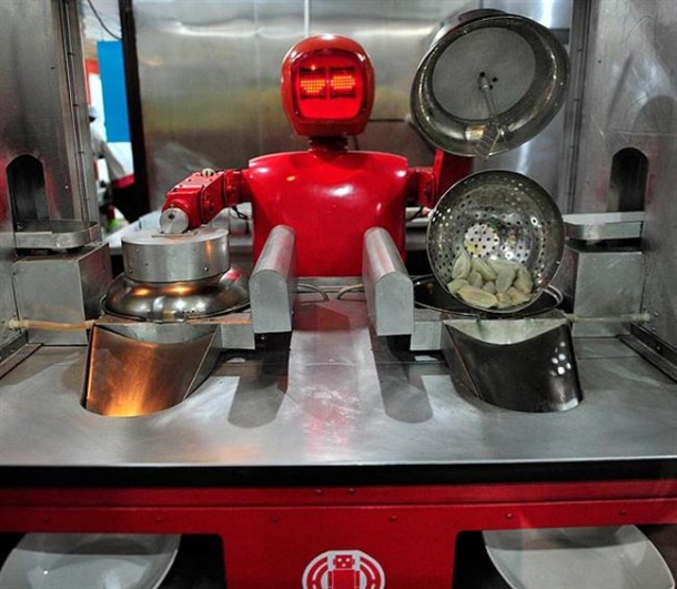 Robots-working-in-Restaurants-in-China3-610x531