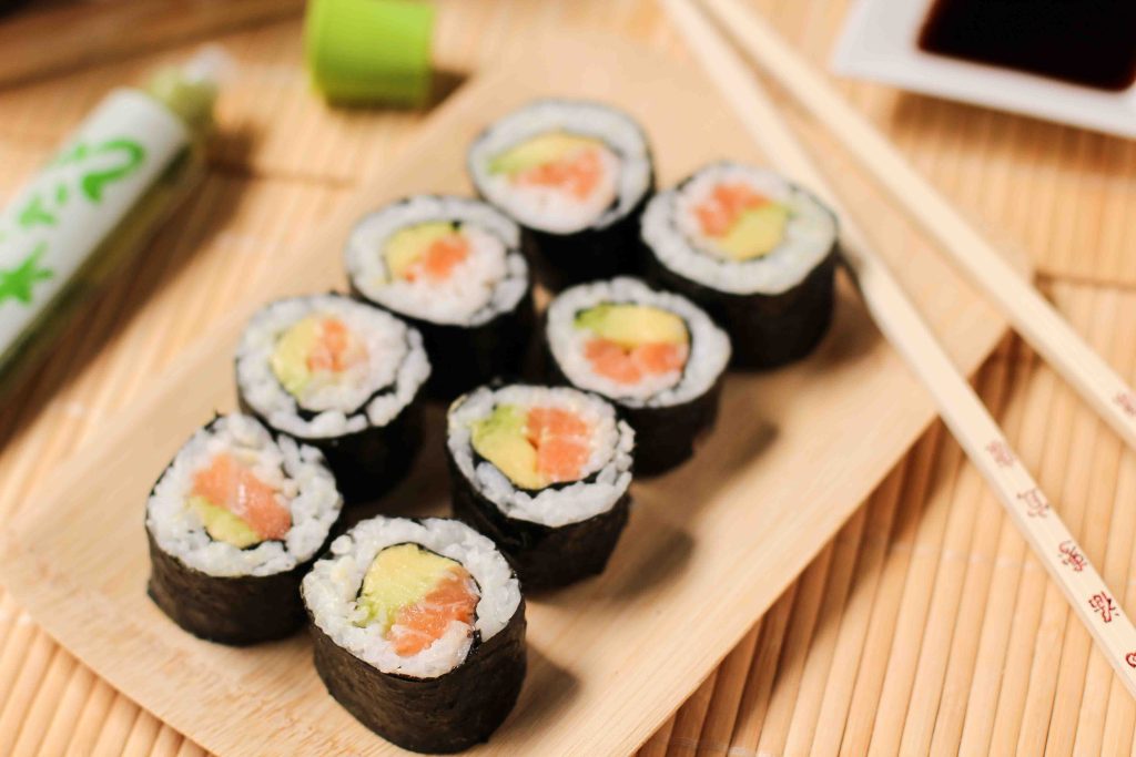 makis-saumon-avocat-avocado-salmon-sushi-rolls-1-of-1