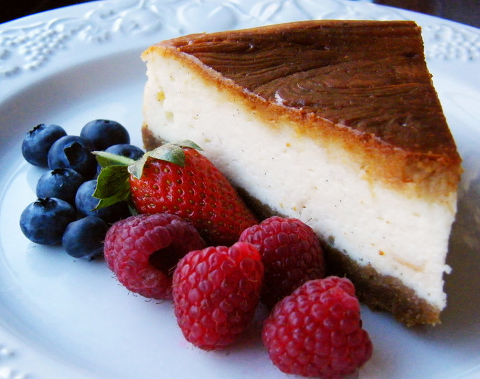 rsz_baked_cheesecake_with_raspberries_and_blueberries