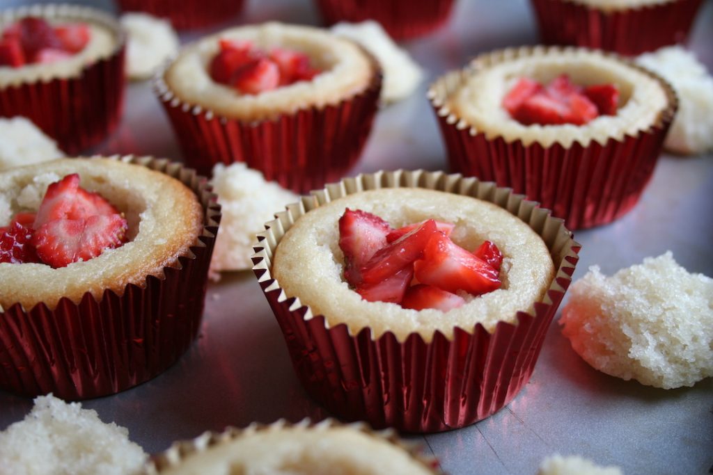 cupcakes-desserts-fruits-strawberries-1000691-3456x2304