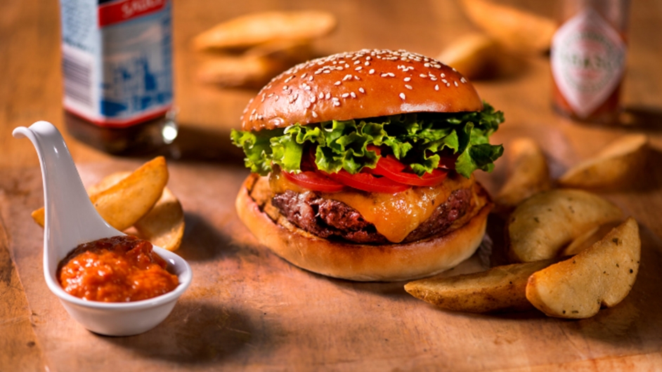 gq-angus-burger-made-with-chuck