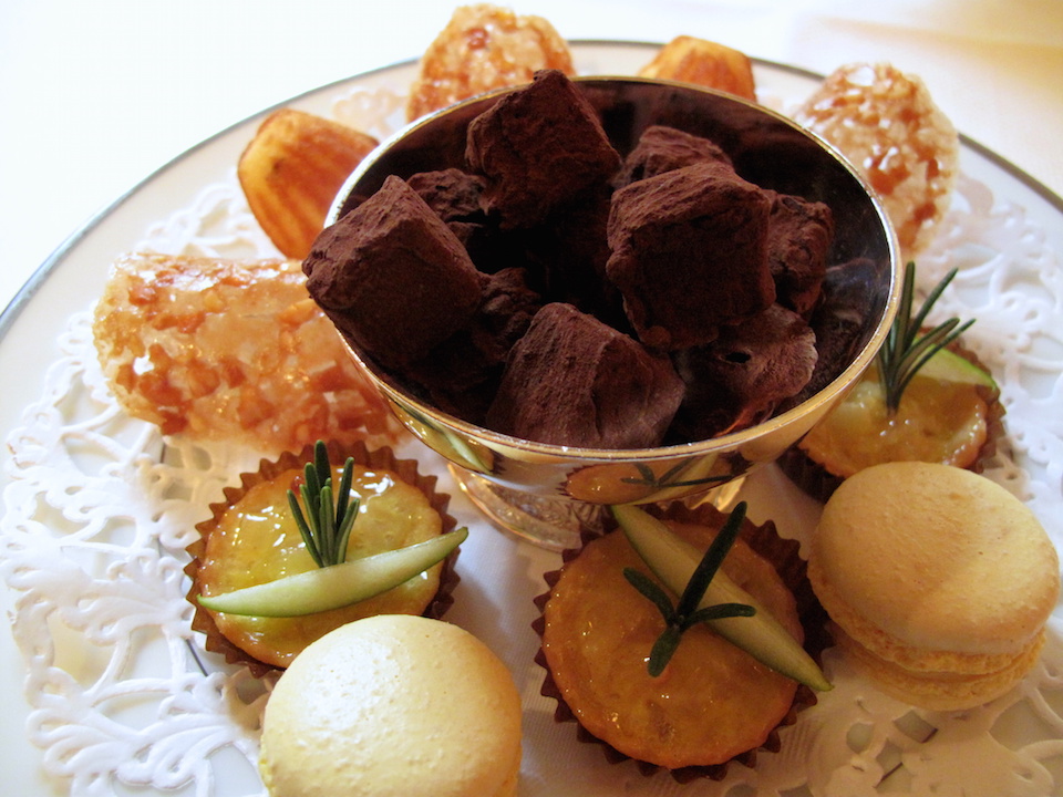 lambroisie-petit-fours-madeleine-a-la-vanille-truffe-chocolat-tartelette-normandie-macaron-citron-et-tuile-d_amandes-2