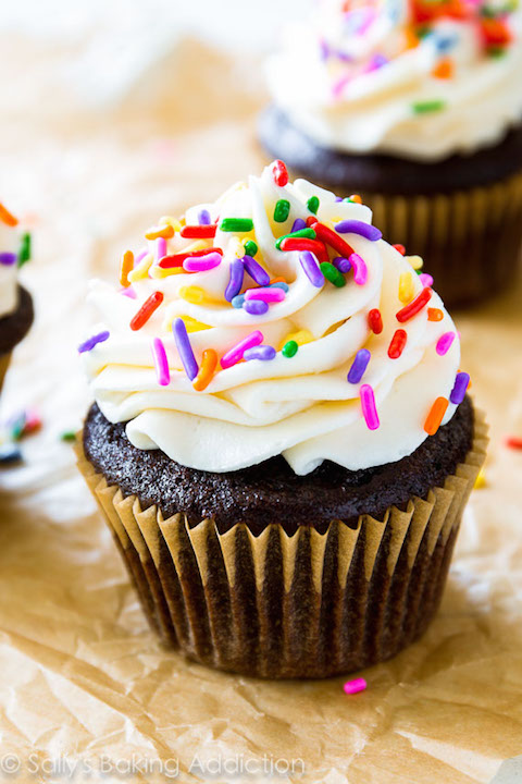 Chocolate-Cupcakes-with-Vanilla-Frosting-6