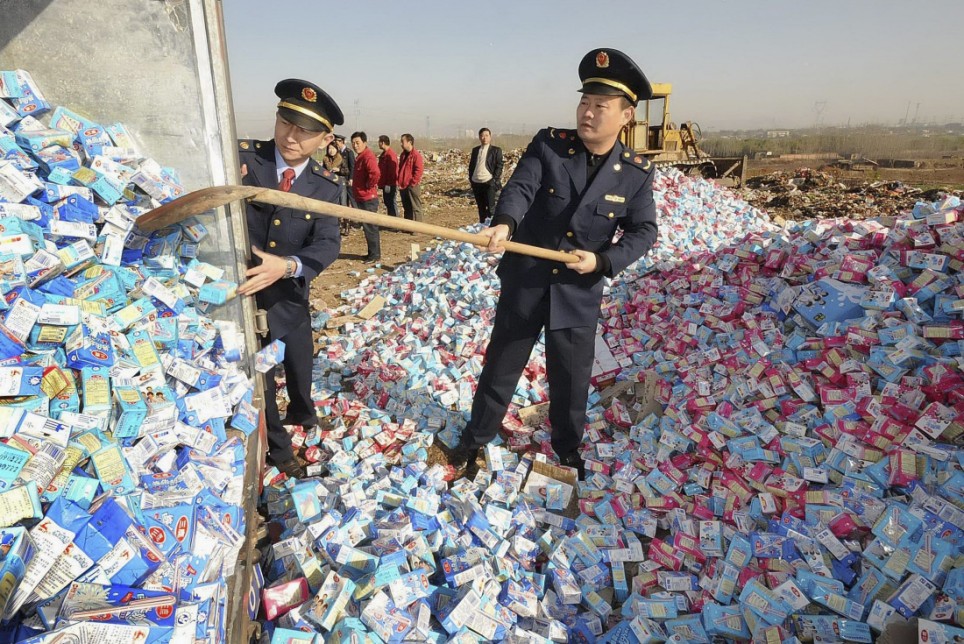 chinese-officials-discarding-melamine-tainted-milk