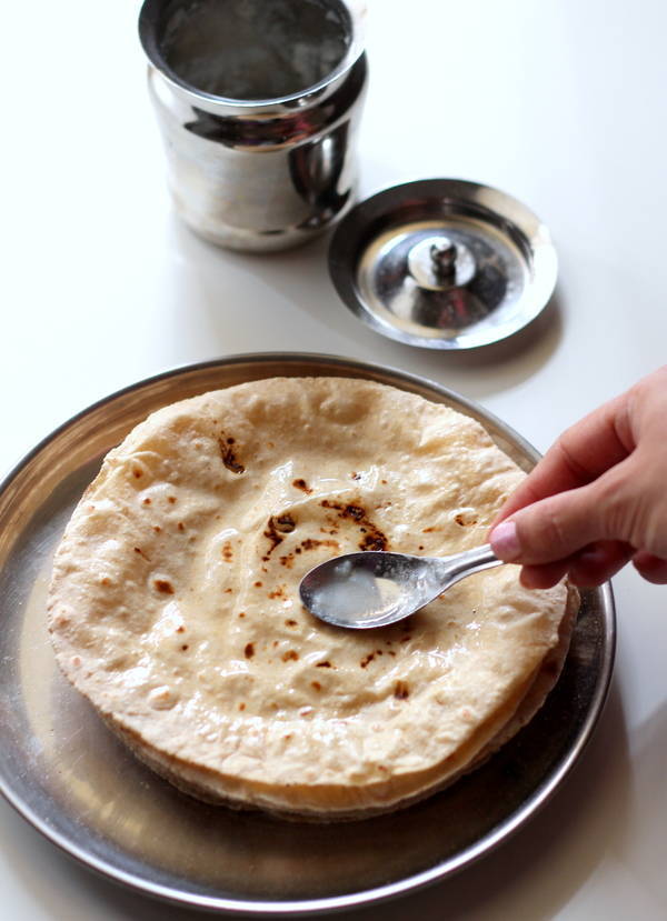 phulka-roti-applying-ghee