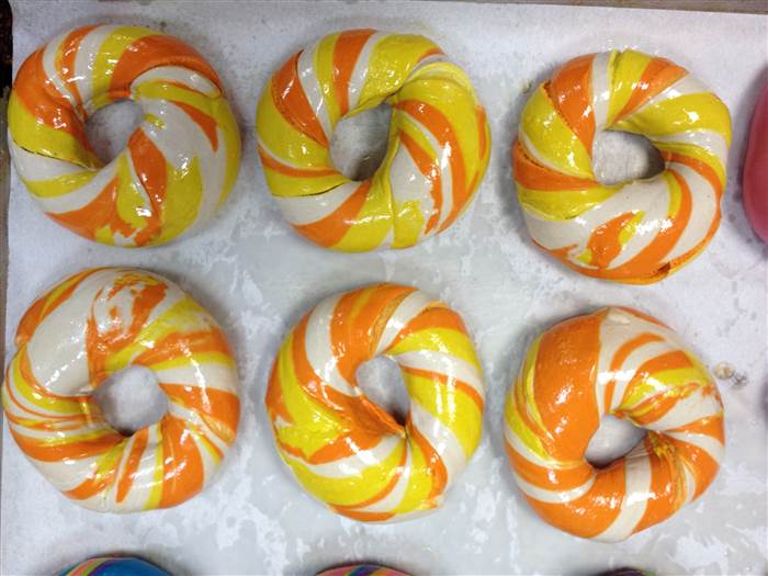 5-candycornbagel-151021-05_2f571e2fb8bd1d801e35dc2fb0fa4afe.today-inline-large