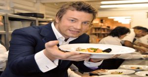 ARCHIV - Der britische Starkoch Jamie Oliver präsentiert am 20.11.2008 bei der Deutschland-Premiere der Show "Das Jamie Oliver Dinner" in Frankfurt am Main die Hauptspeise. Trotz der gesellschaftlichen Trends zu Schlankheitswahn, Mikrowellenessen oder Fast-Food-Ernährung, versuchen Promiköche ihre Bücher unter das Volk zu bringen. Foto: Uwe Anspach dpa (zu dpa-Literaturdienst: "Rennaissance alter Gerichte in neuen Kochbüchern" vom 11.01.2010) +++(c) dpa - Bildfunk+++