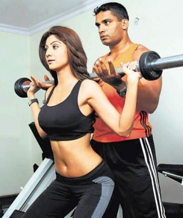Shilpa-Shetty-workout-with-trainer