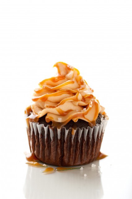 chocolate-cupcakes-salted-caramel-frosting-426x640