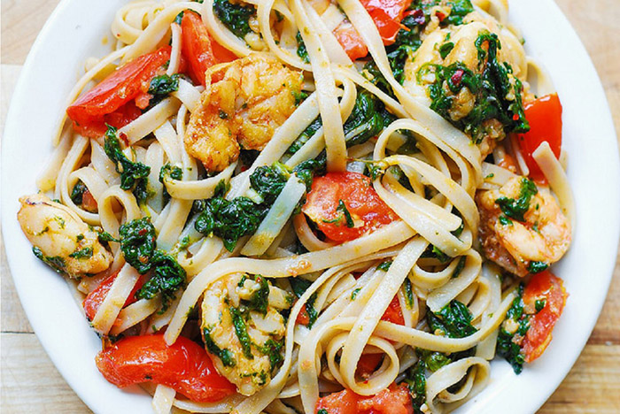 shrimp-tomato-and-spinach-pasta-in-garlic-butter-sauce-e1437053730386