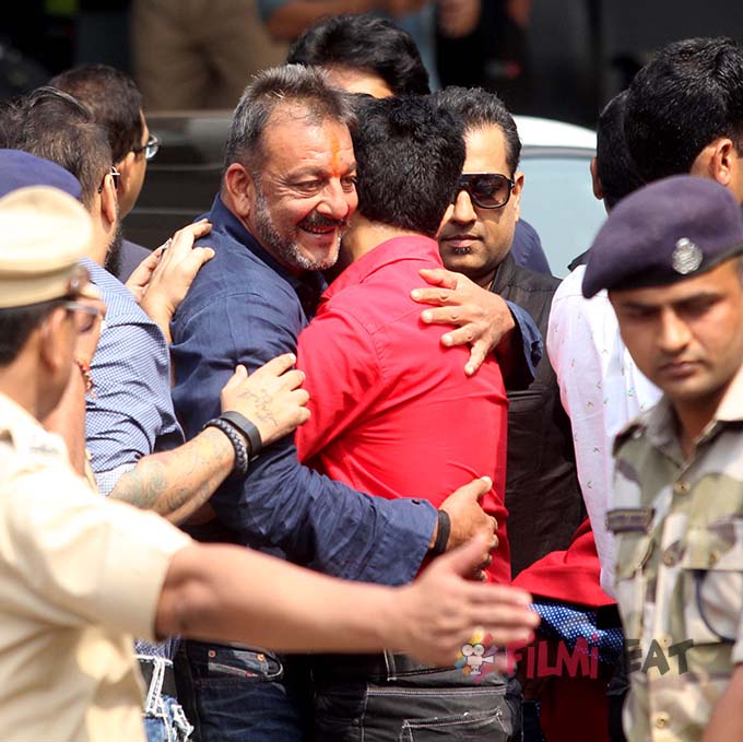 sanjay-dutt-arrives-mumbai-airport-after-release-from-yerwada-jail_145638455360