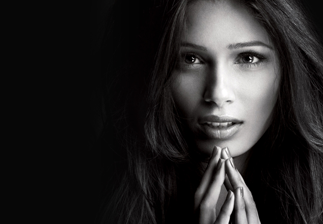 Freida-Pinto-main-visuel