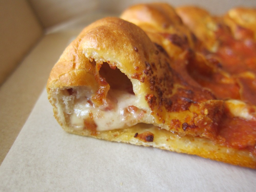 pizza-hut-bacon-and-cheese-stuffed-crust-pizza-02