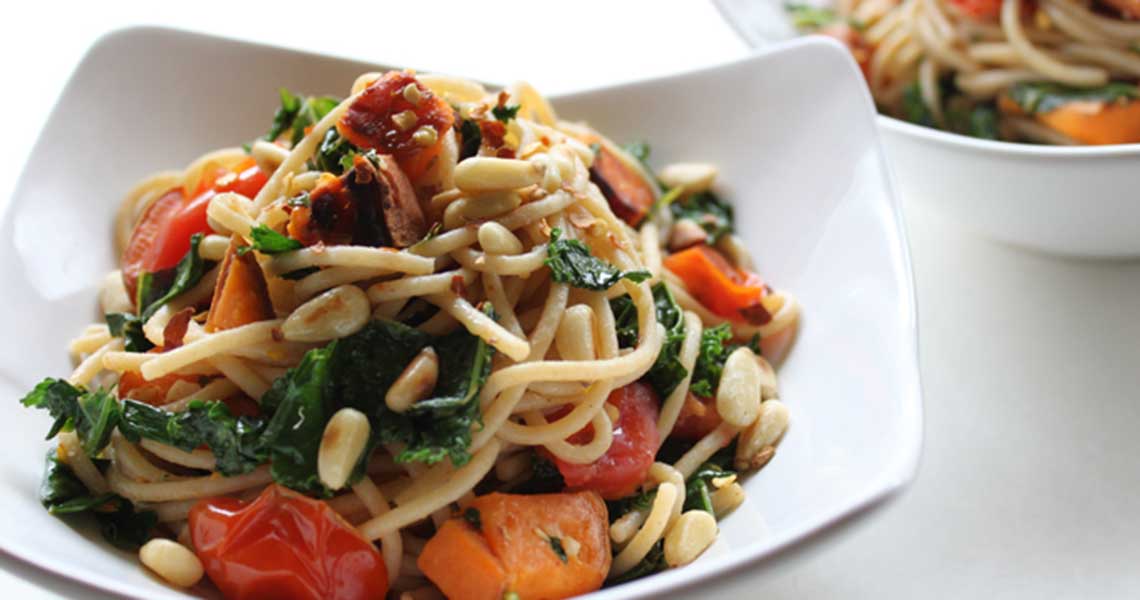 Spaghetti With Garlicky Kale and Tomatoes Recipe - HungryForever Food Blog