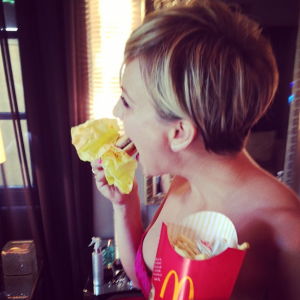 kaley cuoco burger