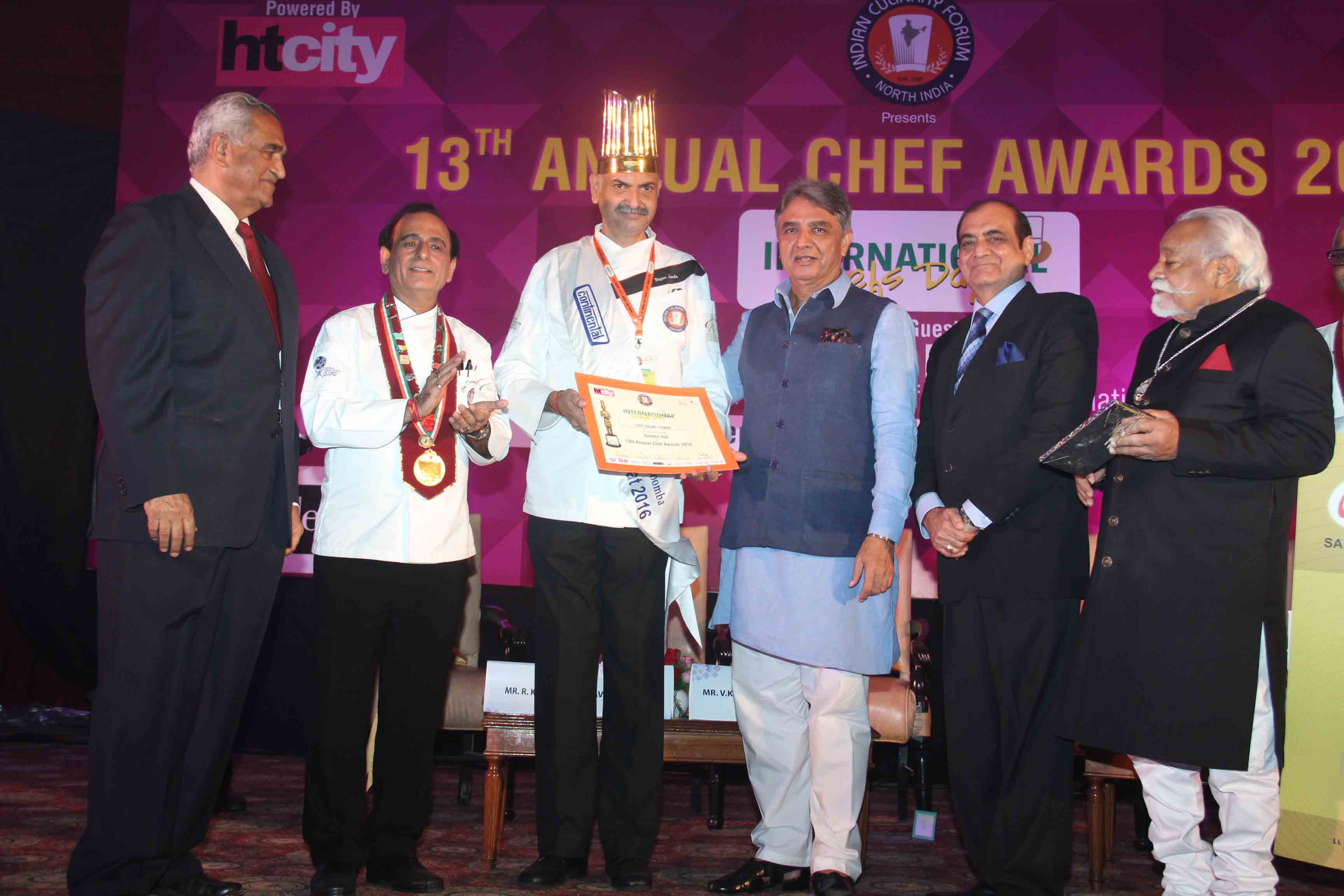 pic-mr-rajan-loomba-sr-executive-chef-the-ashokreceiving-award-from-shri-v-k-duggal