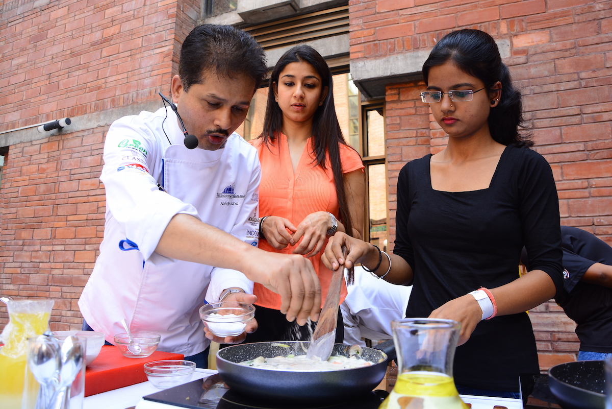 chef-is-showcasing-their-skills-at-food-for-thoght-fest-2015