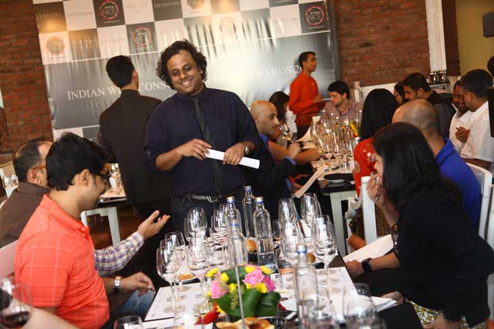 sommelier-nikhil-agarwal-with-the-judges-at-the-indian-wine-consumers-choice-awards