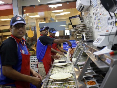 dominos-pizza-fast-food-workers