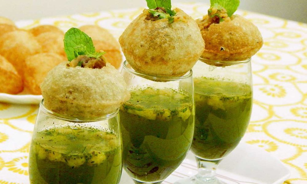 Crunchy puris (golgappa) with fillings of Potato